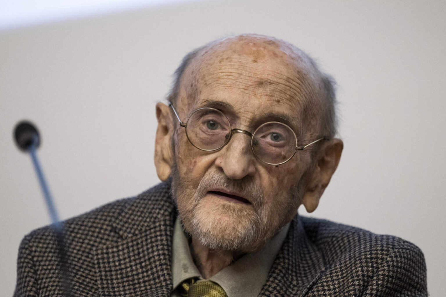 El escritor Álvaro Pombo durante la entrega de la insignia de oro del centro hospitalario. EFE/ Pedro Puente Hoyos