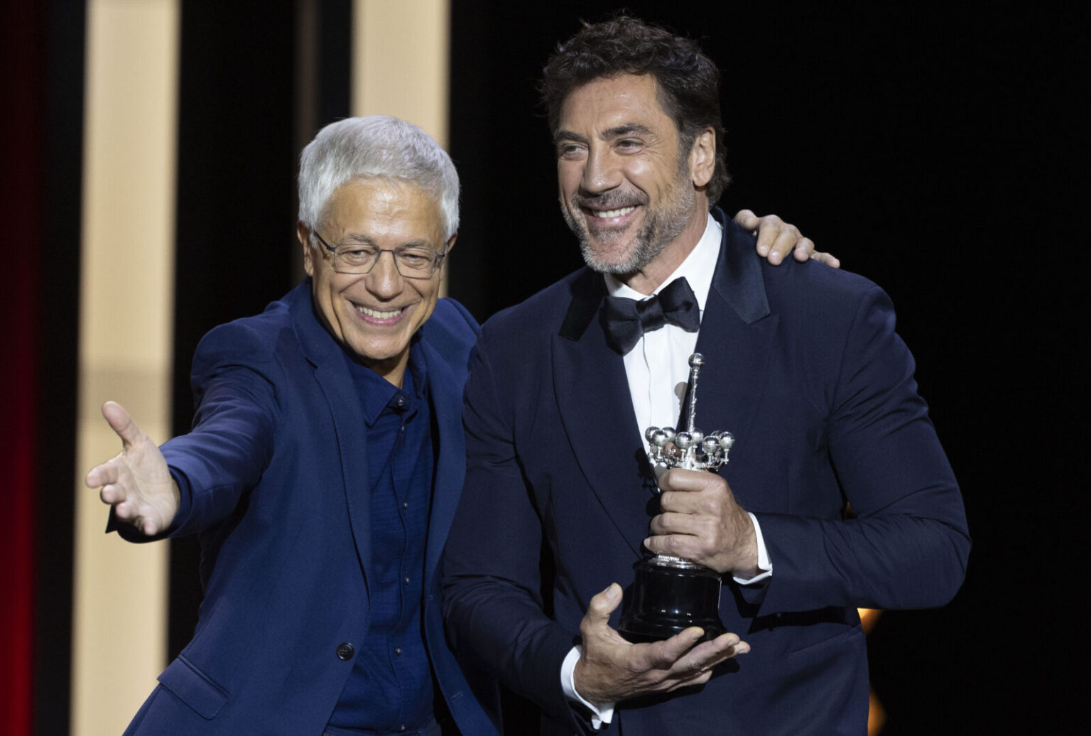 b86ff39bf2bc0aa97aef5a2ed8b22fe9c25c5732-1536x1036 Javier Bardem recibe el Premio Donostia correspondiente a la edición de 2023 de manos de manos del director argentino y maestro de actores Juan Carlos Corazza, este viernes, durante la gala de inauguración de la 72 edición del Festival Internacional de Cine de San Sebastián. EFE/Javier Etxezarreta.